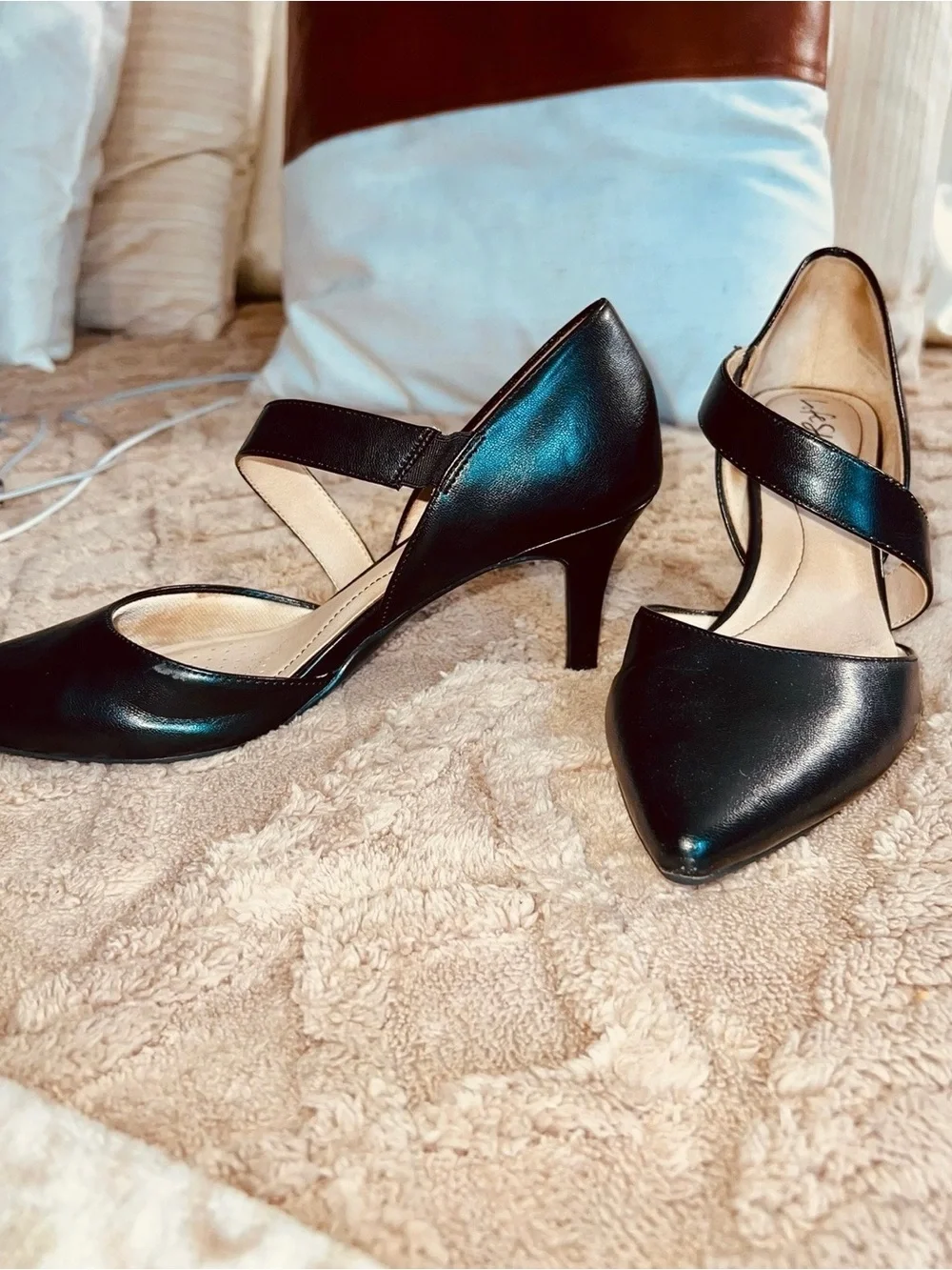 Source Unknown Black Diagonal-Strap Heels